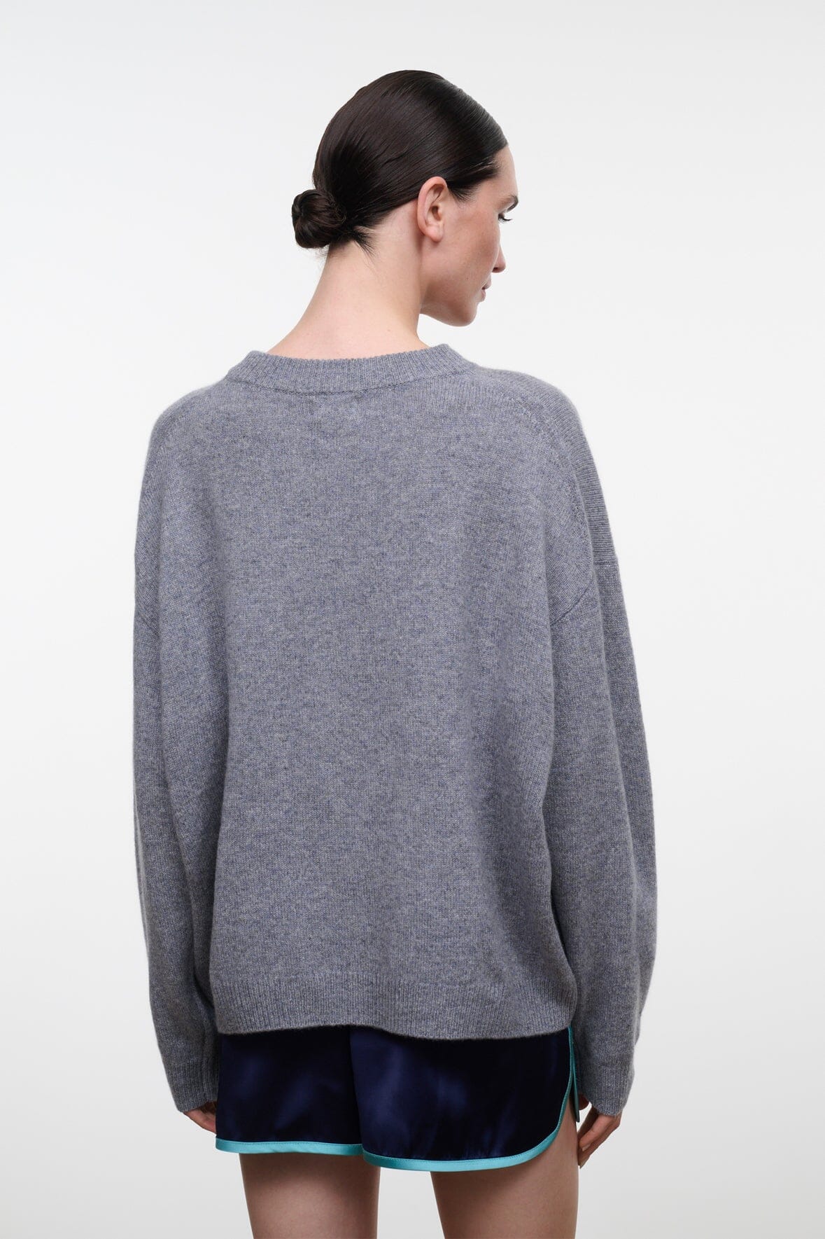 SERRANO CASHMERE RELAXED CREW | ASH