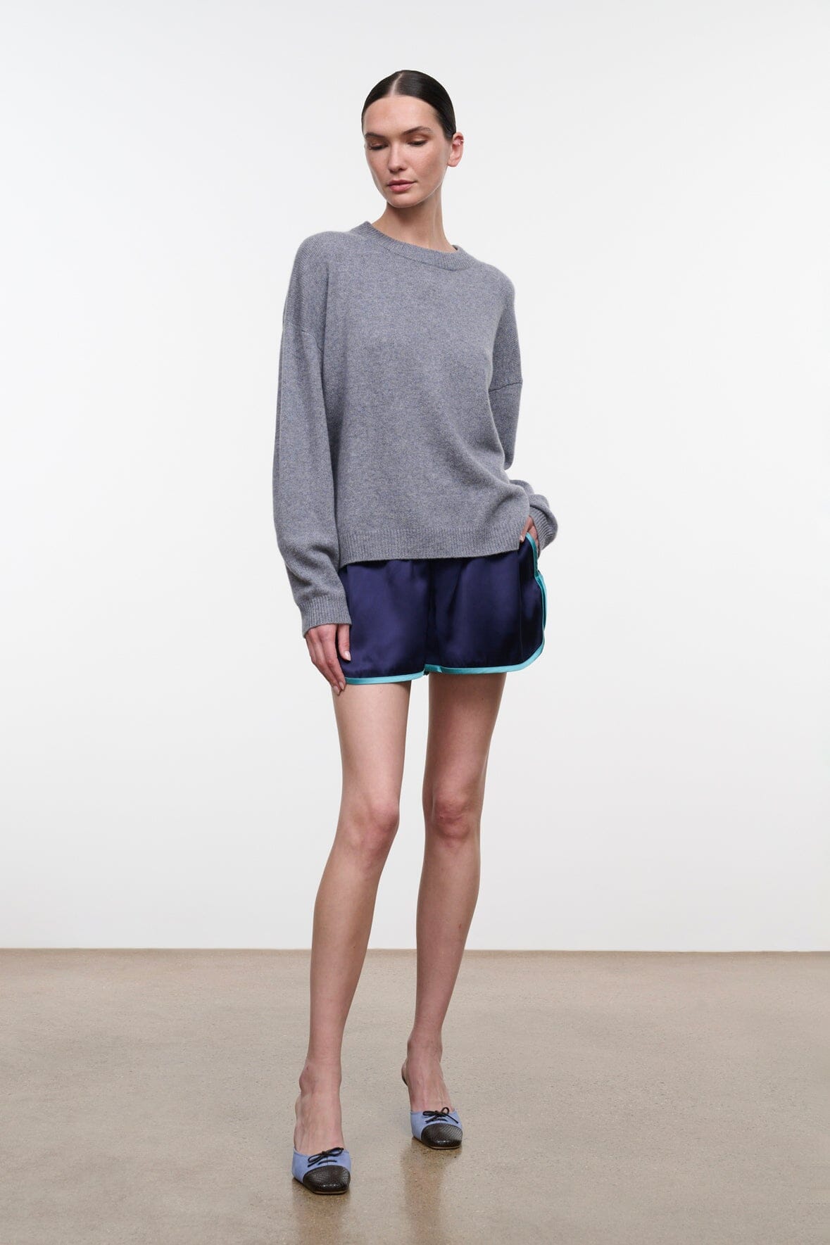 SERRANO CASHMERE RELAXED CREW | ASH